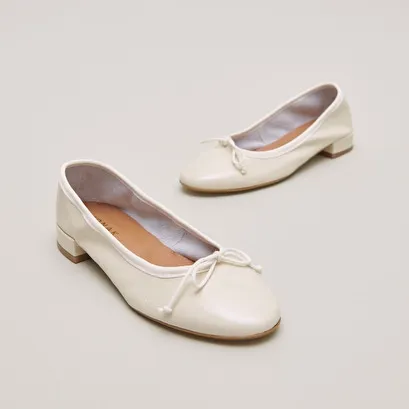 Ballet flats with laces in ecru pleated patent