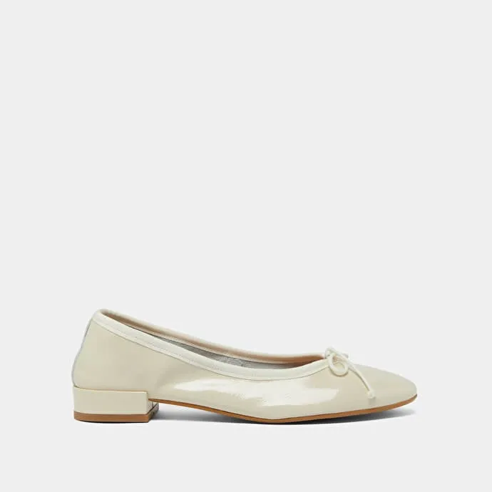 Ballet flats with laces in ecru pleated patent