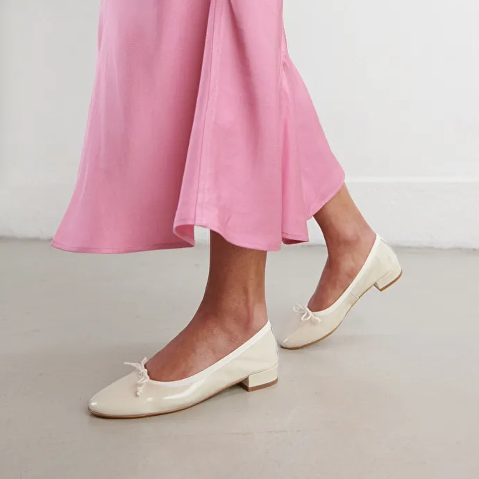 Ballet flats with laces in ecru pleated patent