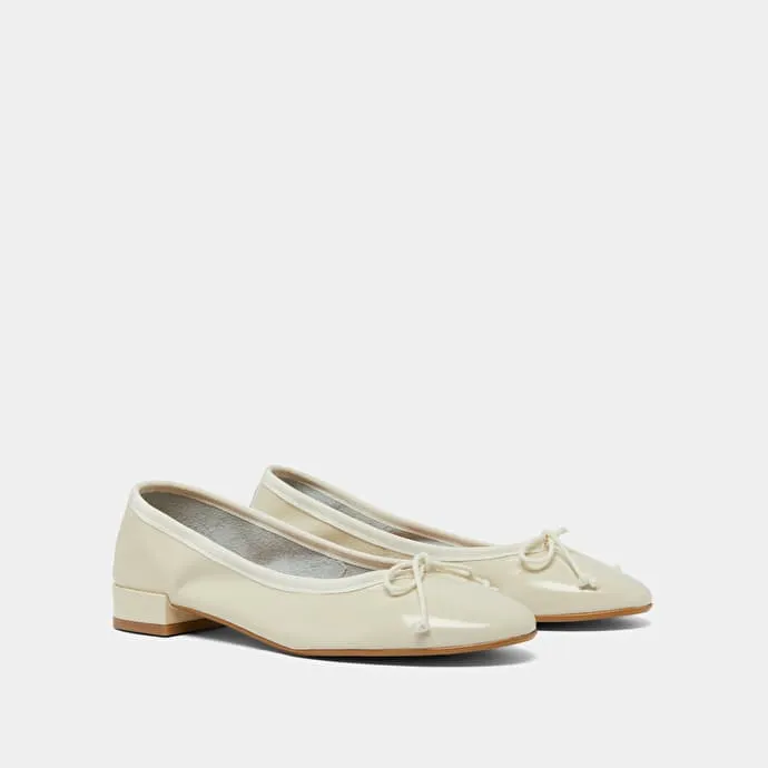 Ballet flats with laces in ecru pleated patent