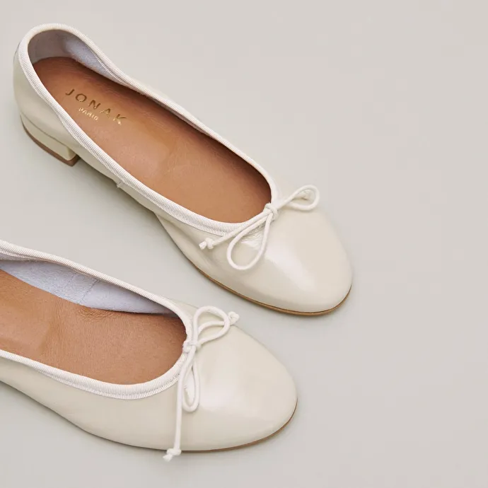 Ballet flats with laces in ecru pleated patent