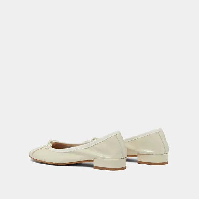 Ballet flats with laces in ecru pleated patent