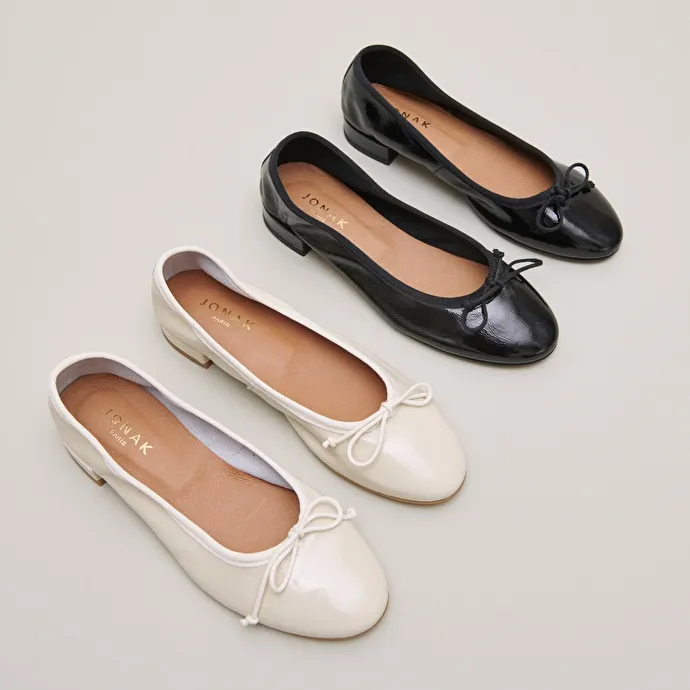 Ballet flats with laces in ecru pleated patent