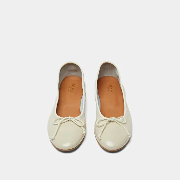 Ballet flats with laces in ecru pleated patent