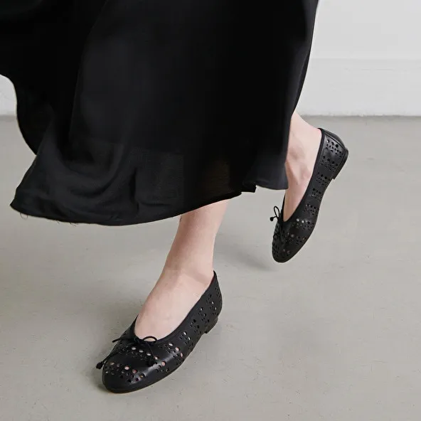 Cut-out ballet flats in black leather