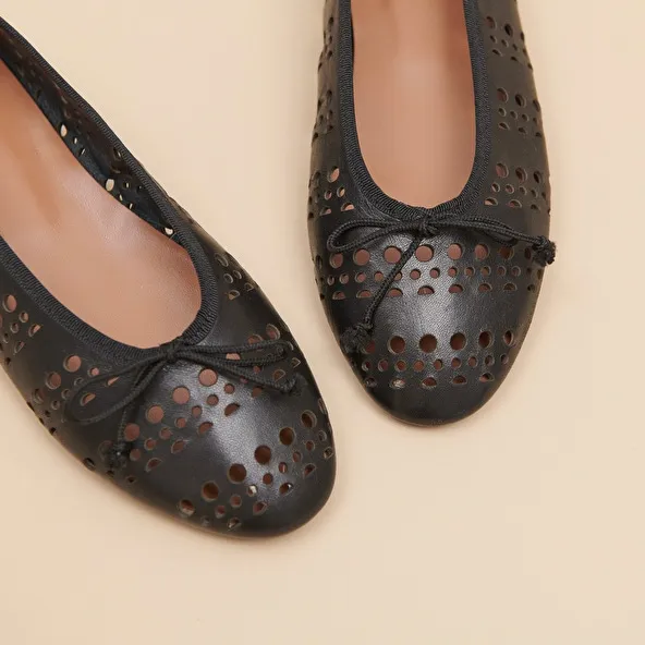 Cut-out ballet flats in black leather