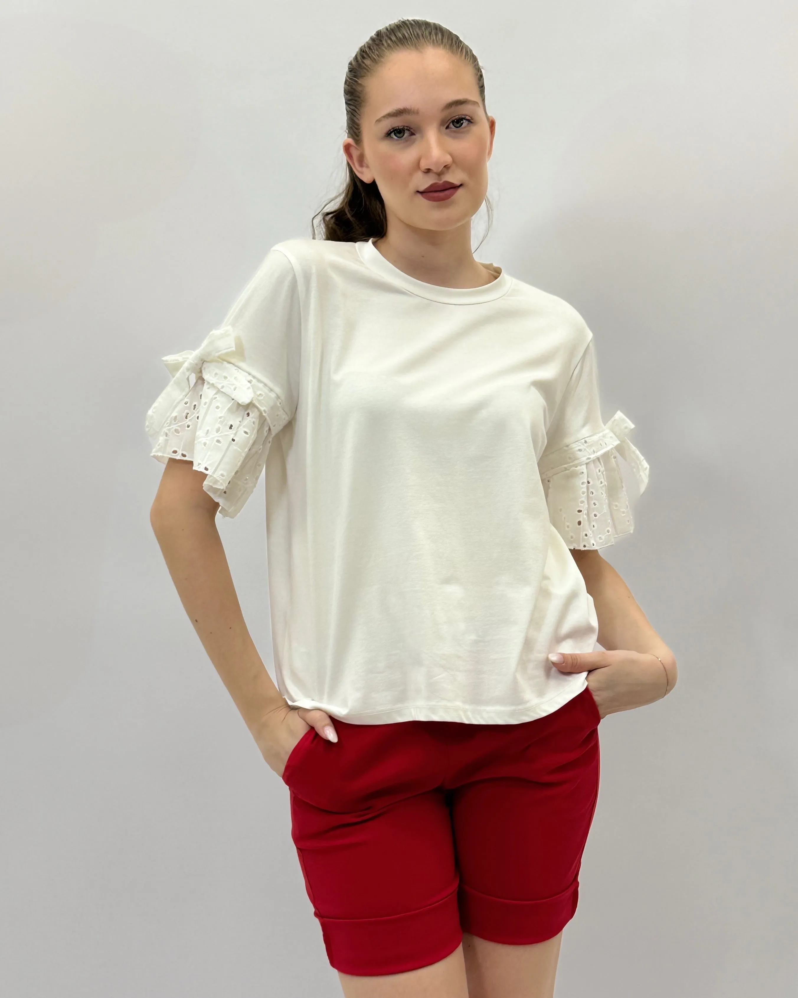 T-shirt in cotone con maniche in pizzo sangallo