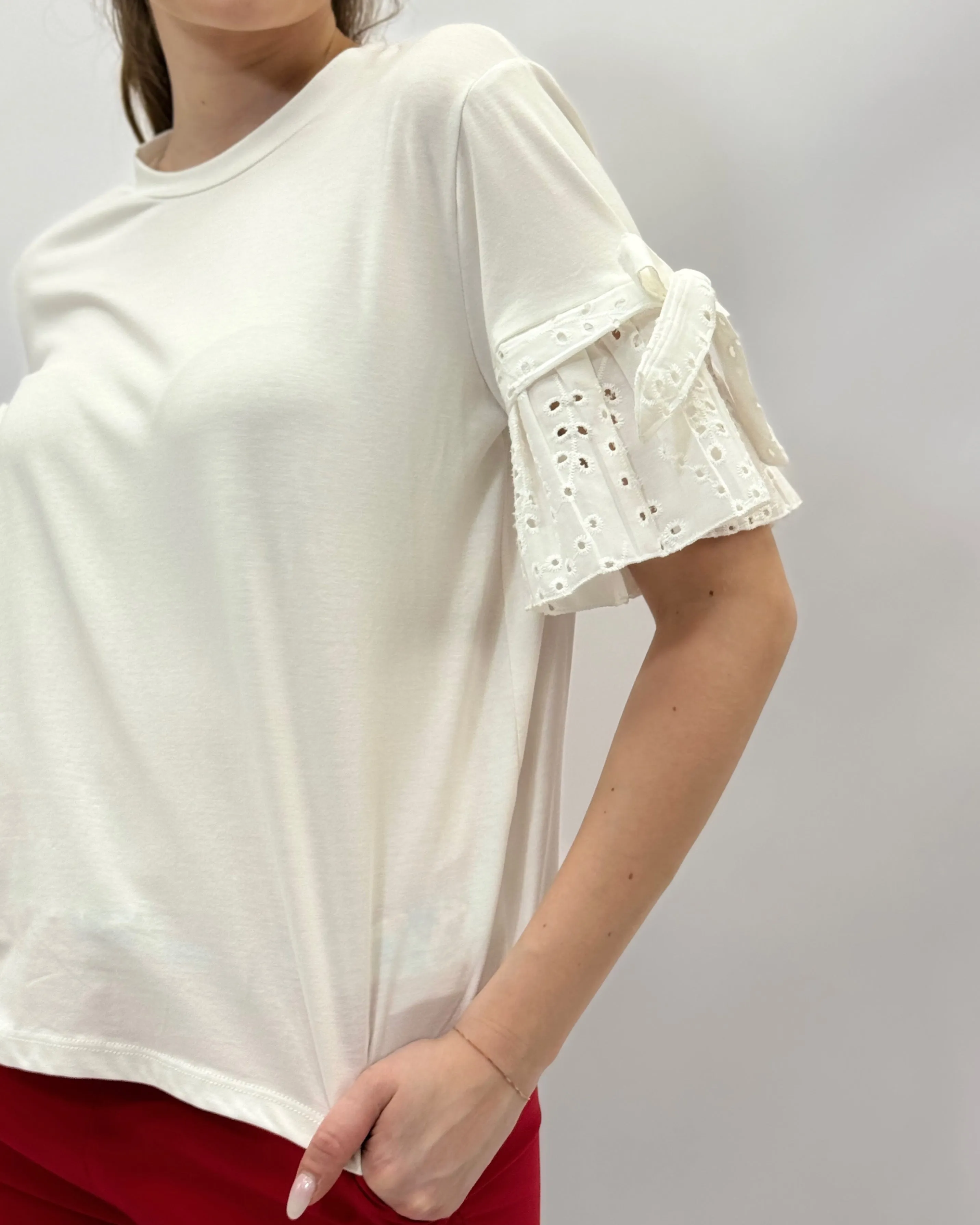 T-shirt in cotone con maniche in pizzo sangallo